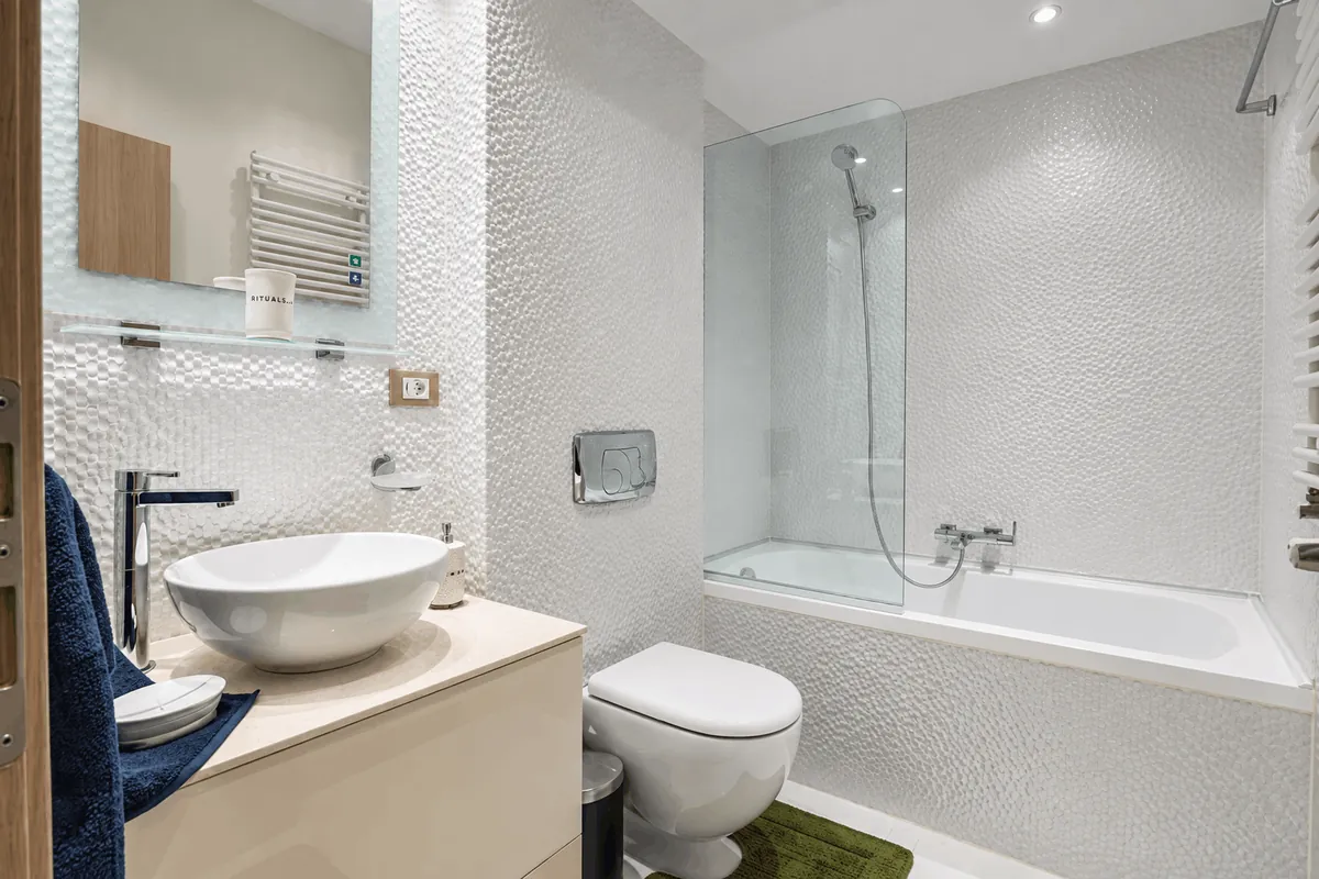 Baie cu lavoar tip bol și cadă, într-un apartament Orhideea Gardens