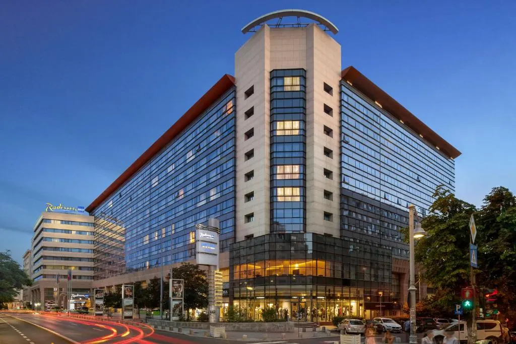 Clădirea Hotel Radisson Blu din București la apus